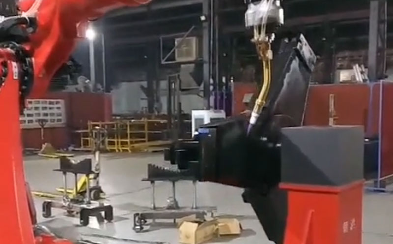 8軸聯(lián)動+13米地軌+側(cè)臥同步變位機(jī)負(fù)載3噸+循環(huán)水冷焊槍