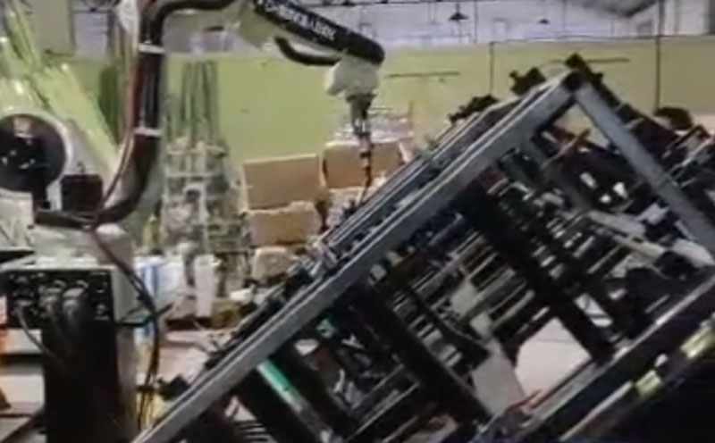 9軸聯動：6關節機器人+雙變位機+地軌。實現多角度焊接無死角。