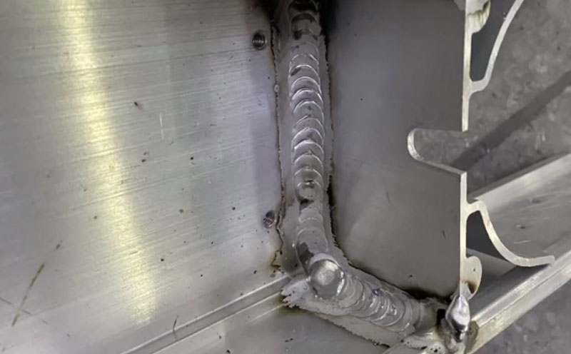 小米鋁合金滑板車車架焊接，雙脈沖焊接工藝，一脈一滴。