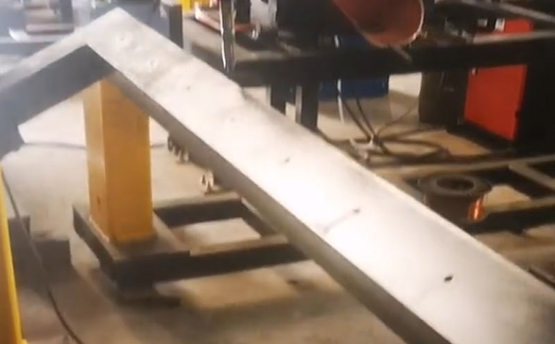 7軸變位機協同聯動，精度正負0.2mm。讓焊接無死角，品質有保證。