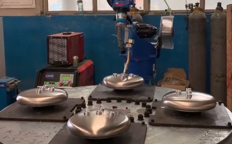 工廠實拍焊接機器人工作