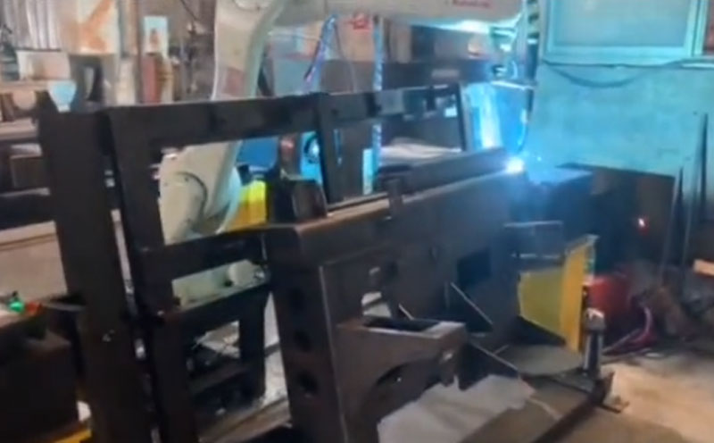 八軸聯(lián)動(dòng)焊接工作站