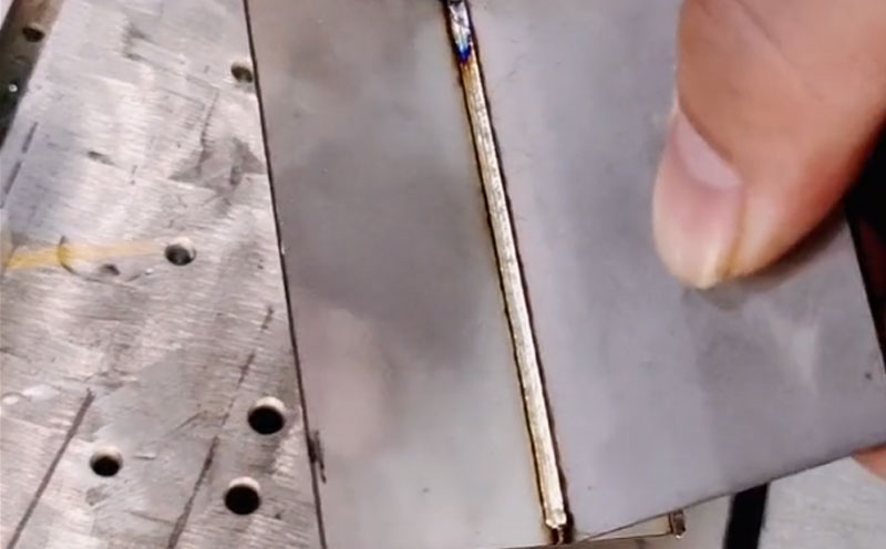 新手 用1000瓦手持激光焊接機 焊2mm不銹鋼板縫隙牢固美觀