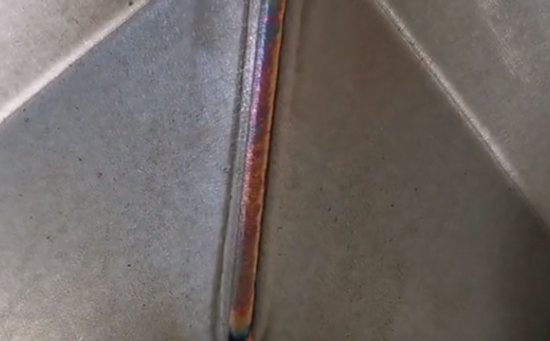 新手如何用手持激光焊接機，焊有縫隙的鈑金工件