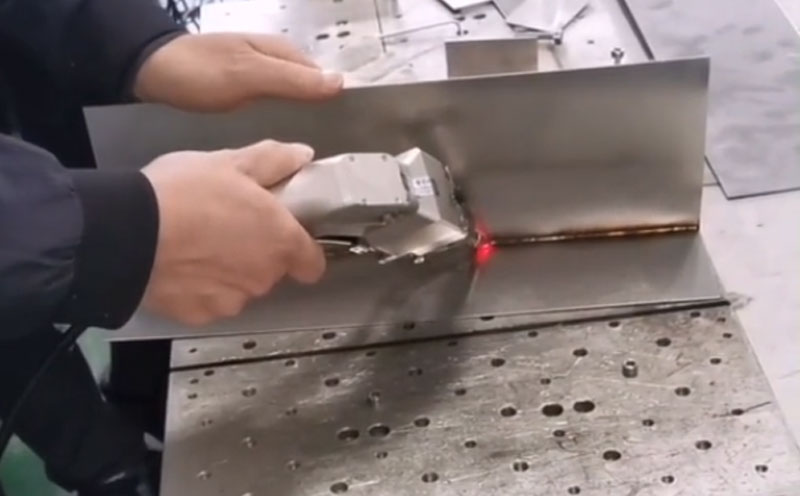 四川老板來現場試手持激光焊接機，輕松上手