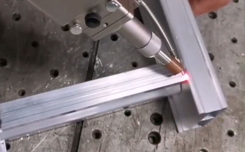 手持鋁合金激光焊接機，省時省力省人工