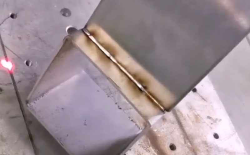 手持自動送絲激光焊接機，焊2mm不銹鋼方管，操作簡單牢固度高 也可焊鋁 碳鋼  鍍鋅板等材質