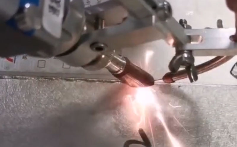 手持自動送絲焊接機 焊15毫米蜂窩鋁板，效率高焊縫美觀 你們說豪不豪橫？