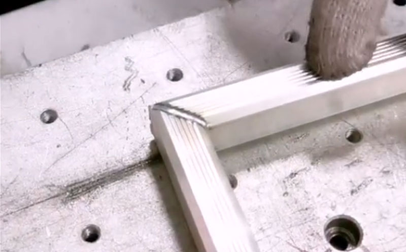 手持式自動送絲激光焊接機，焊鋁合金防盜窗，強度高焊縫美觀