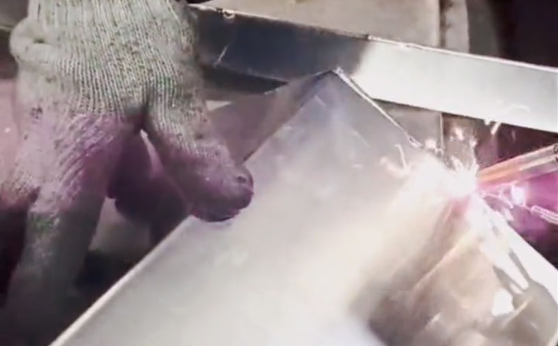 手持式自動送絲激光焊接機，焊2mm鋁板 縫隙牢固美觀效率高