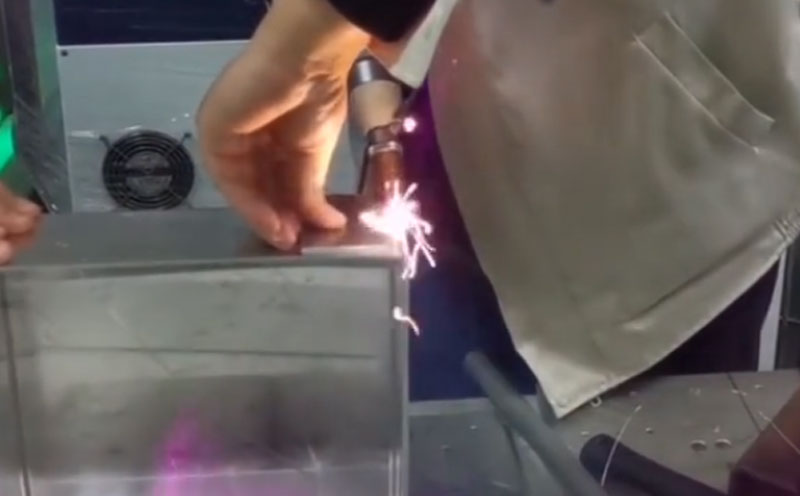 手持式激光焊接機 反手焊接4mm鋁板，效率高 操作簡單 輕松上手