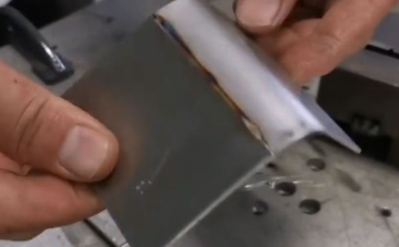 手持式光纖激光焊接機 不銹鋼焊接不用焊絲輕輕一拉焊縫美觀 強度高不變形