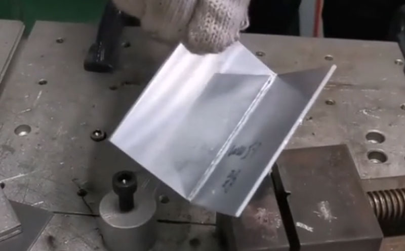 手持式光纖激光焊接機 1.5mm鋁板焊接 不用焊絲 強度高不易變形 操作簡單