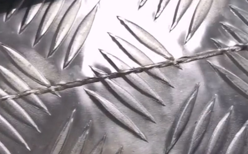 手持激光焊接機焊花紋鋁板 自動填焊絲強度高 是你喜歡的樣子嗎？