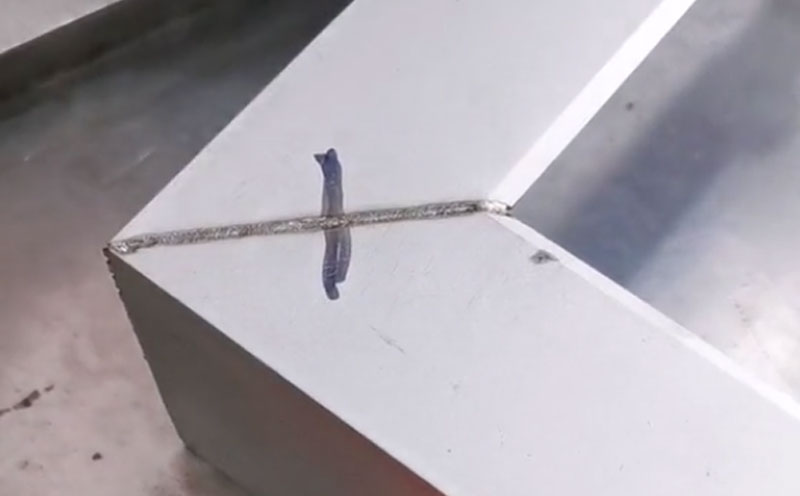 手持式自動送絲激光焊接機 焊鋁合金門框效率高 焊縫美觀