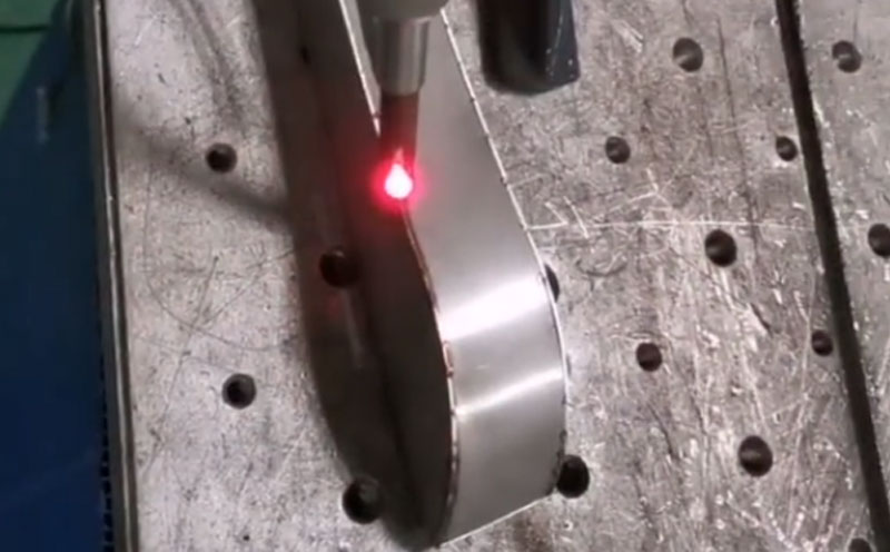 手持激光焊接機焊1mm不銹鋼衣架，不用焊絲輕松焊接