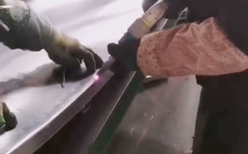 手持激光焊接機 女工操作 效果也是杠杠滴