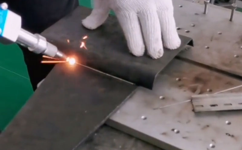 手持式自動送絲激光焊接機 焊5mm碳鋼汽車尾板 焊絲平整美觀