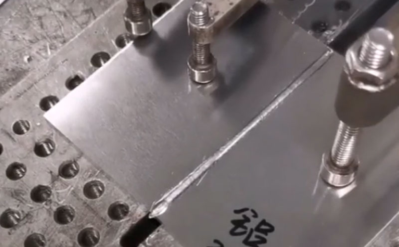 手持式自動送絲激光焊接機 焊2mm鋁板 焊道美觀 牢固度高