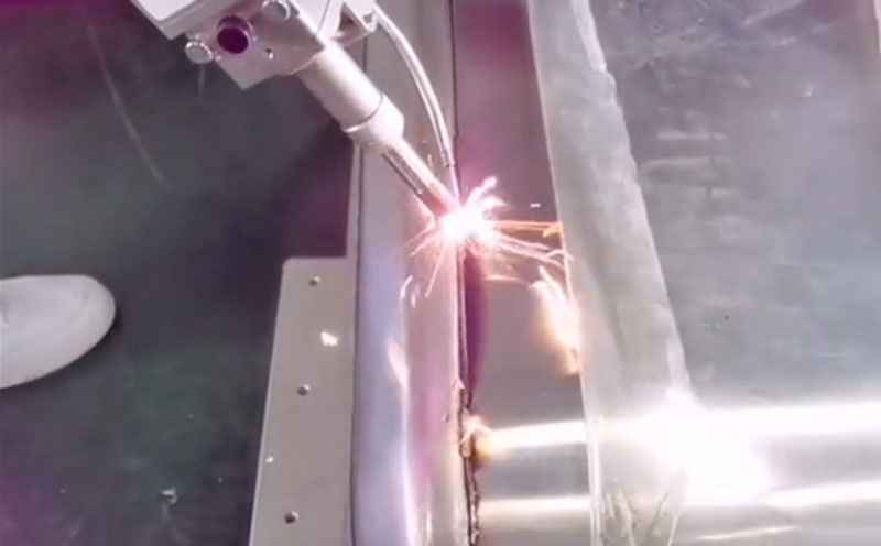 用手持激光焊接機 焊個不銹鋼密封容器送給你