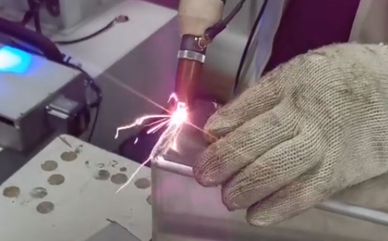 手持激光焊接機 焊4mm鋁盒 強度高 速度快 易操作