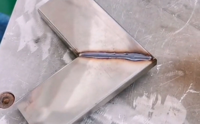 第1次用手持式自動送絲激光焊接機 這操作怎么樣？