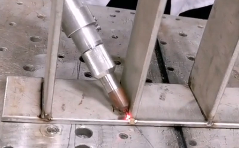 手持激光焊接機 焊3mm不銹鋼制品的效果杠杠滴，你知道這是用在什么設備上的嗎？