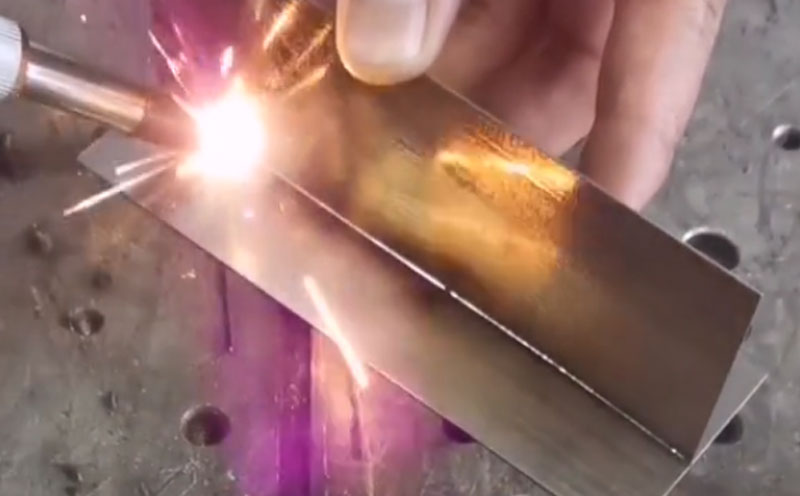 不用焊絲的手持激光焊接機來了 0.8毫米木紋裝飾不銹鋼 速度快焊縫美觀