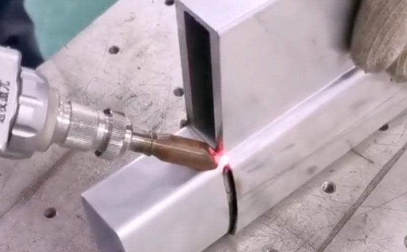 手持激光焊接機 焊2mm鋁合金方管 牢固度高操作簡單