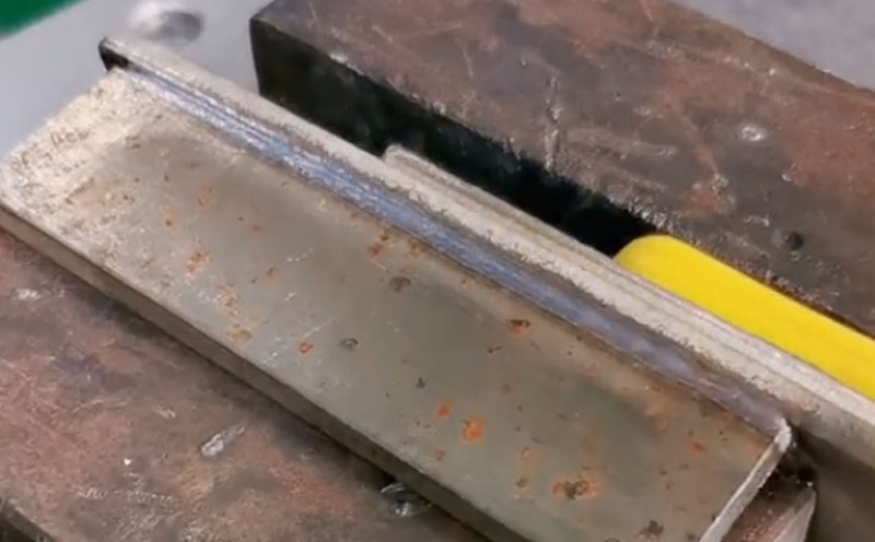 2000瓦手持式自動送絲焊接機5mm鐵板角焊 焊縫牢固不變形