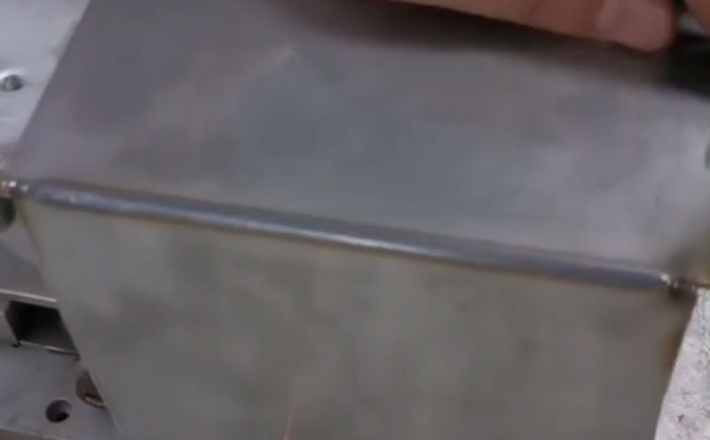 手持式自動送絲激光焊接機 焊1.8mm鐵板 自動填焊絲強度高