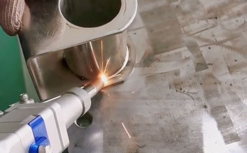 1500瓦手持式自動送絲焊接機，焊2.5不銹鋼圓管 縫隙牢固美觀