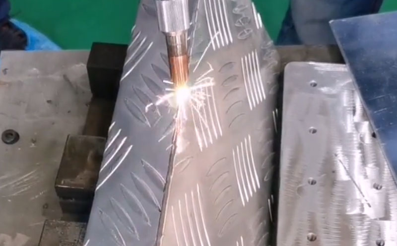 1500瓦手持式自動送絲焊接機 焊2mm花紋鋁板 牢固不變形