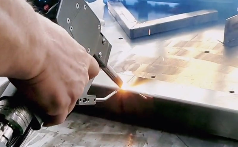 1500瓦手持激光焊接機 焊5mm鐵管 焊縫隙牢固美觀操作簡單