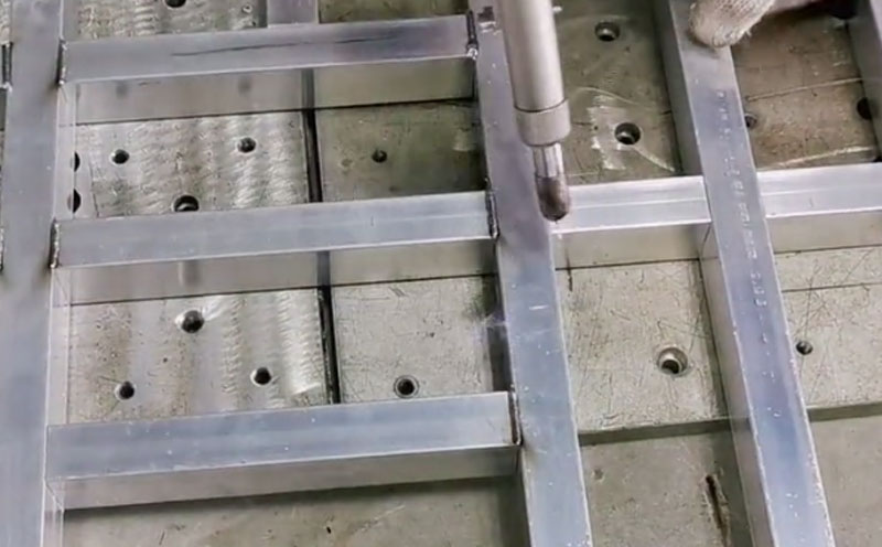 1500瓦手持激光焊接機 焊2mm鋁合金裝飾品 焊縫牢固美觀