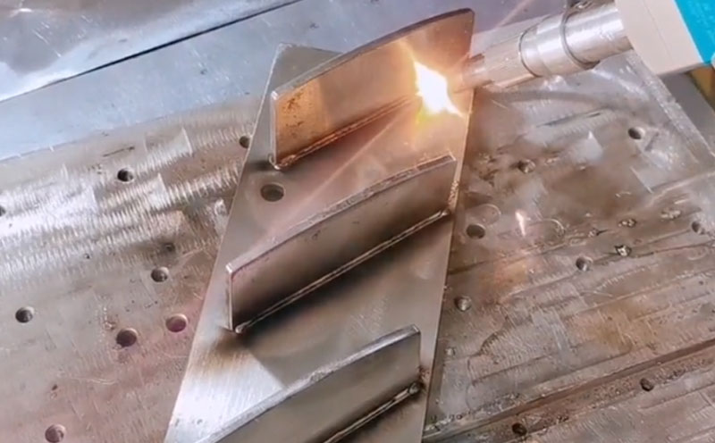 手持式自動送絲激光焊接機 4mm不銹鋼板角焊 焊縫牢固美觀