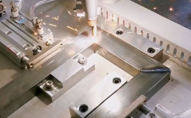 1000瓦自動送絲激光焊接機 焊鐵管 效率高焊縫牢固美觀，節(jié)省人工