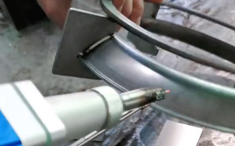 1000瓦手持式自動送絲激光焊接機 焊鐵板燃氣灶，焊縫非常牢固亮白