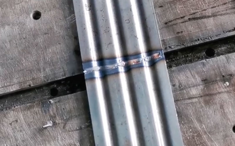 1000瓦手持式自動送絲激光焊接機 焊2mm波紋鐵板 牢固變形小