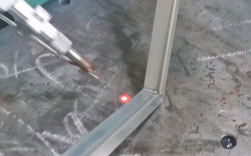 1000瓦手持式自動送絲激光焊接機 焊0.6mm鋁合金框 簡單易操作