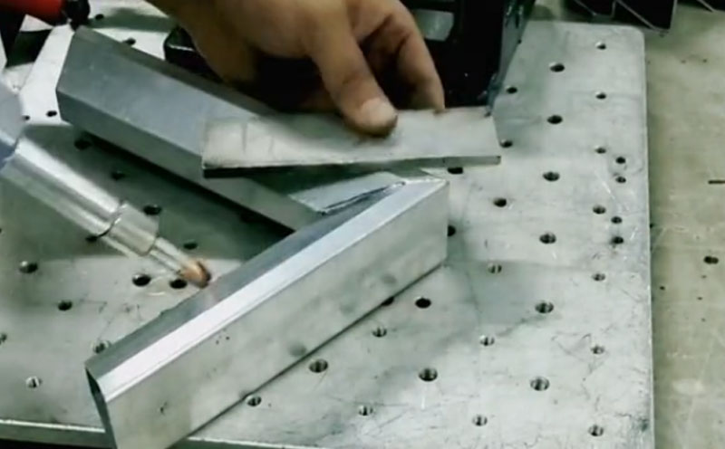 手持式自動送絲激光焊接機 2mm不規(guī)則鋁材拼焊立焊 平整美觀強度高