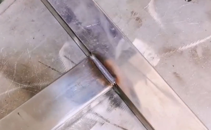 手持激光焊接機 焊1mm不銹鋼方管 焊縫牢固美觀