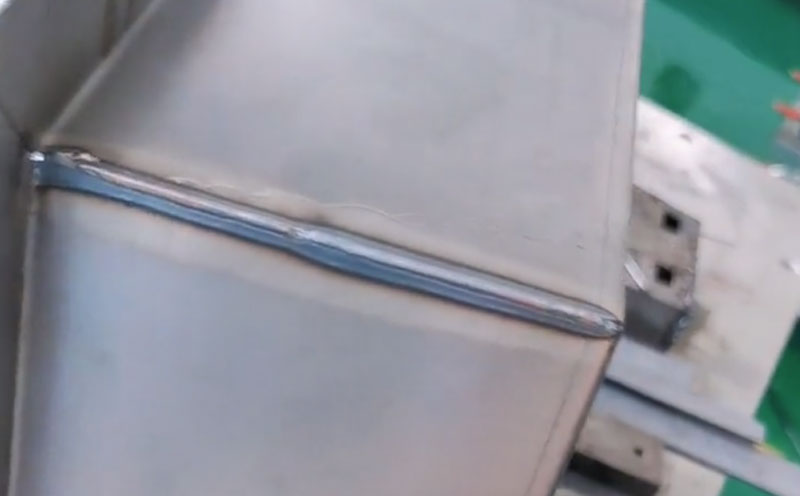 1000瓦手持式自動送絲焊接機 焊0.8的鐵柜，操作簡單易打磨