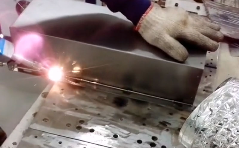 手持式自動送絲激光焊接機 1mm鐵板角焊 牢固美觀