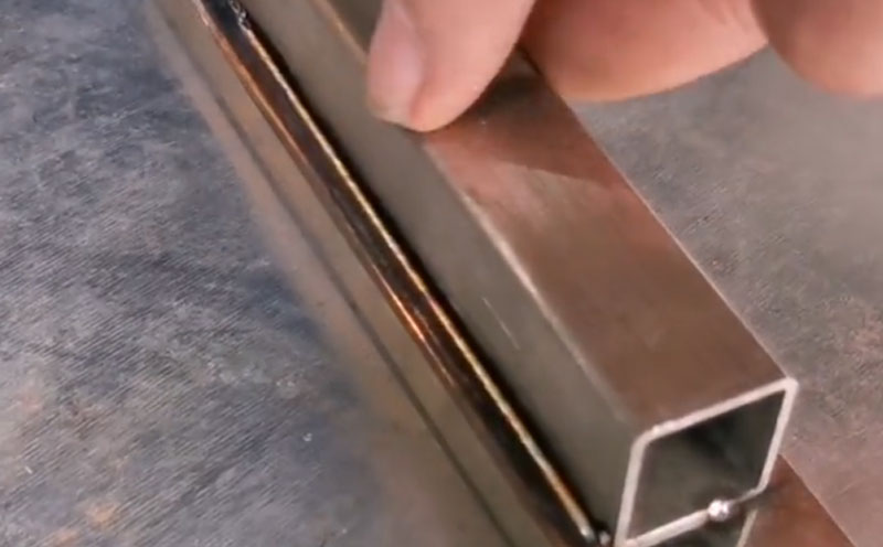 1000瓦手持式自動送絲焊接 2mm不銹鋼方管疊焊 焊縫牢固美觀不變形