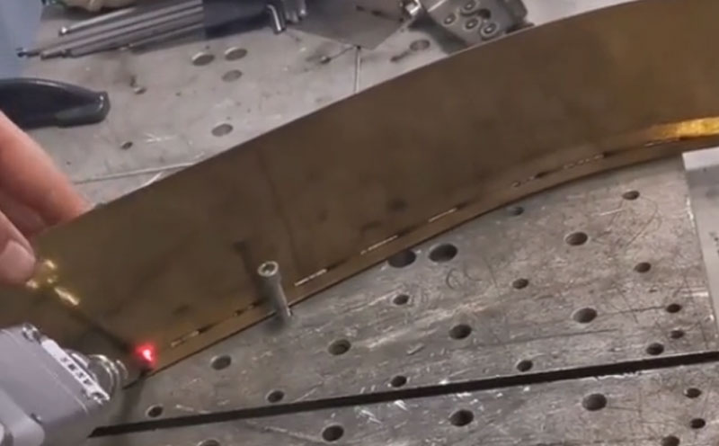 手持激光焊接機 焊0.65mm 304彩色不銹鋼 客戶現場測試