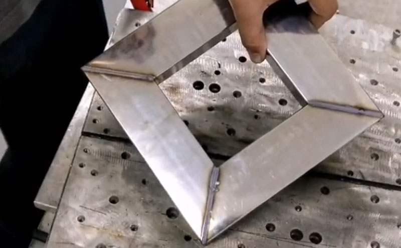 手持式自動送絲激光焊接機 1mm不銹鋼方管拼焊 牢固美觀