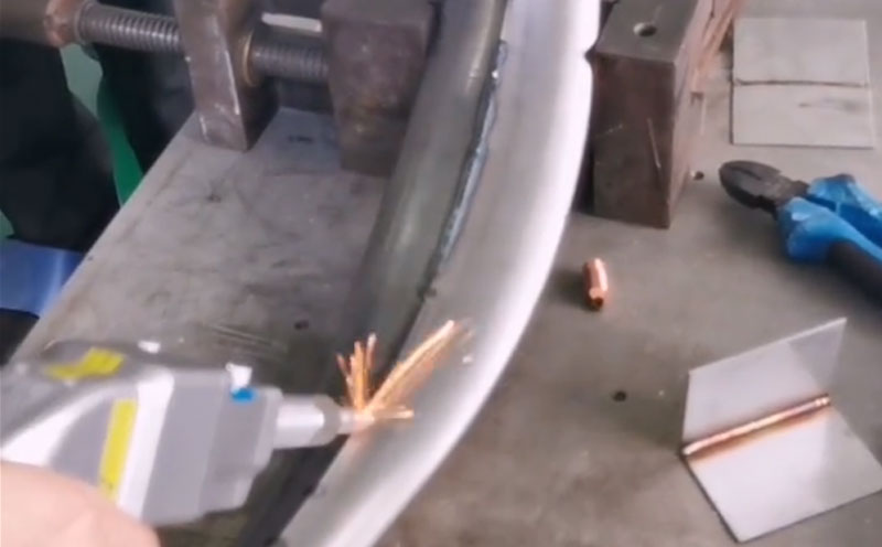 手持激光焊接機 焊0.8的鐵管 牢固美觀不變形