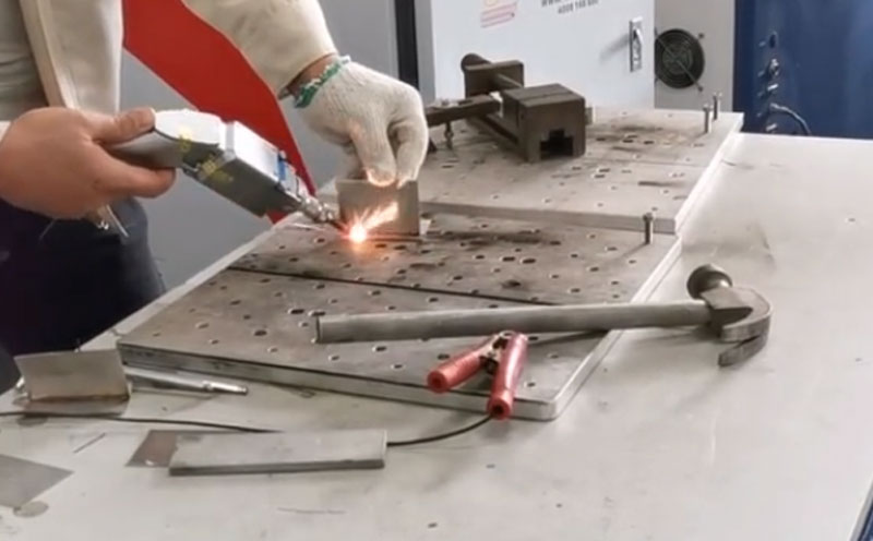 手持激光焊接機 焊0.8mm不銹鋼焊接之后可耐高強度沖擊力!