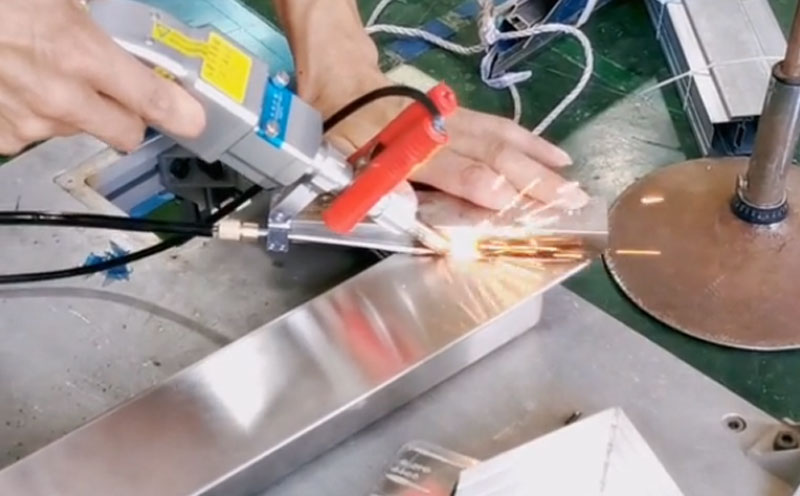 手持式自動送絲激光焊接機 1.2mm不銹鋼框架拼焊 新人輕松上手